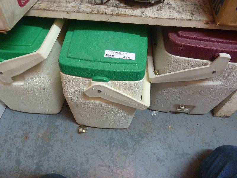 lot 471 image: Cooler lot