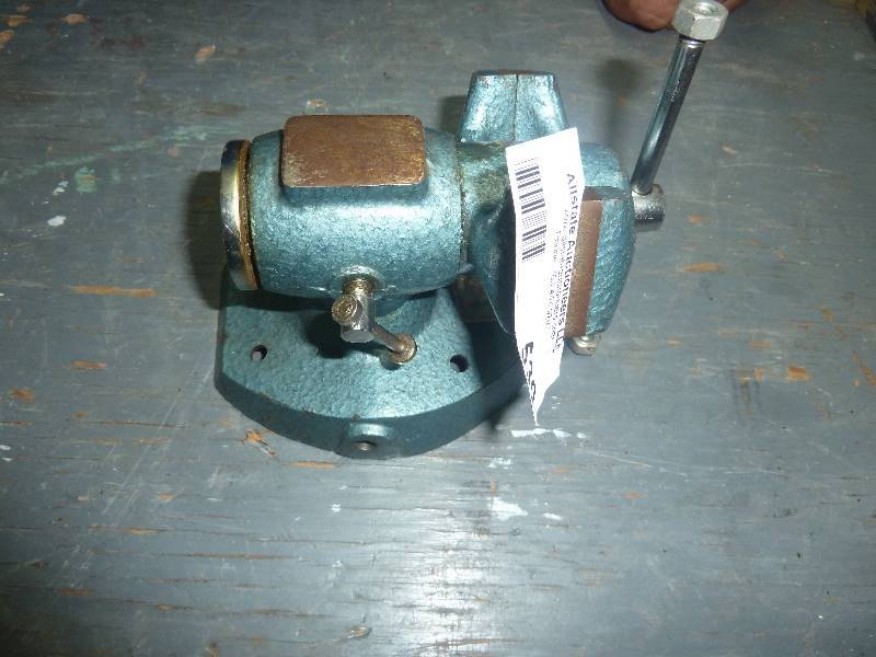 lot 530 image: Bench Vise