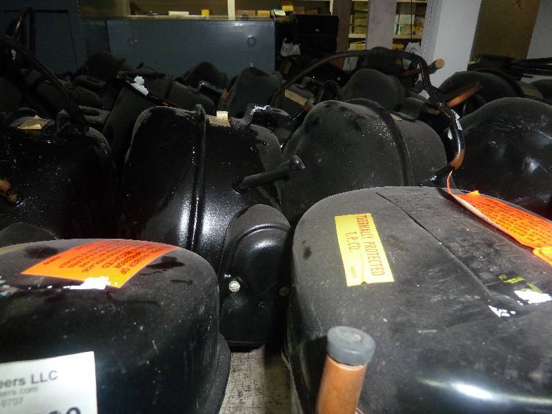 lot 560 image: Compressers