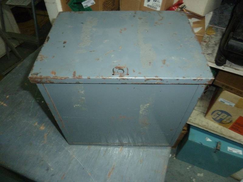 lot 621 image: Garage storage