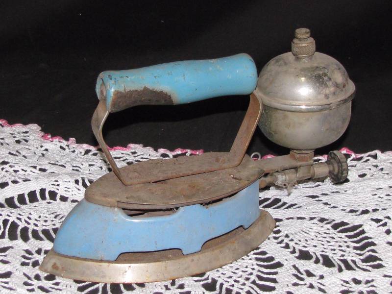 lot 5 image: Antique Gas Iron