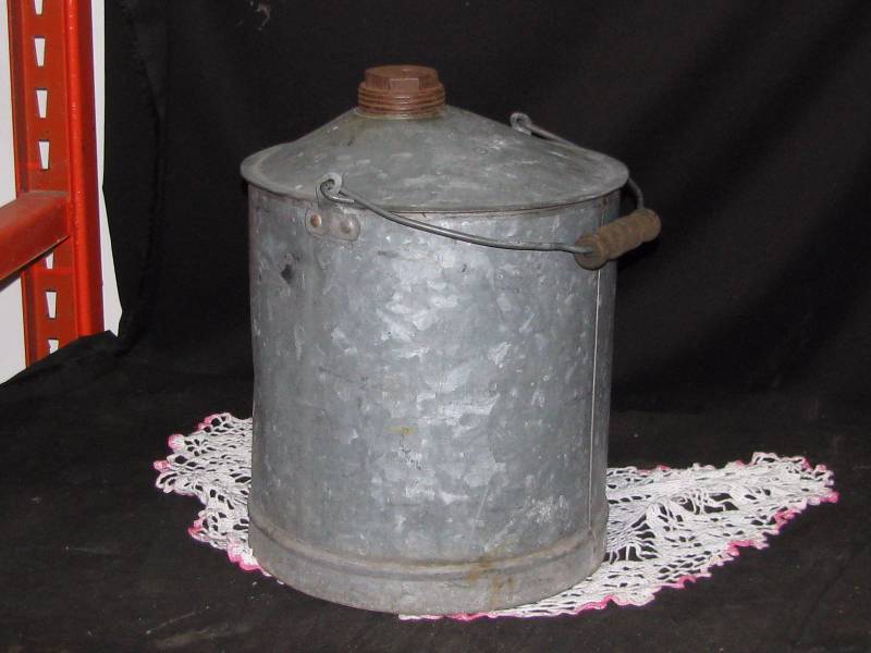 lot 14 image: Great Northern Railway fueloil Can