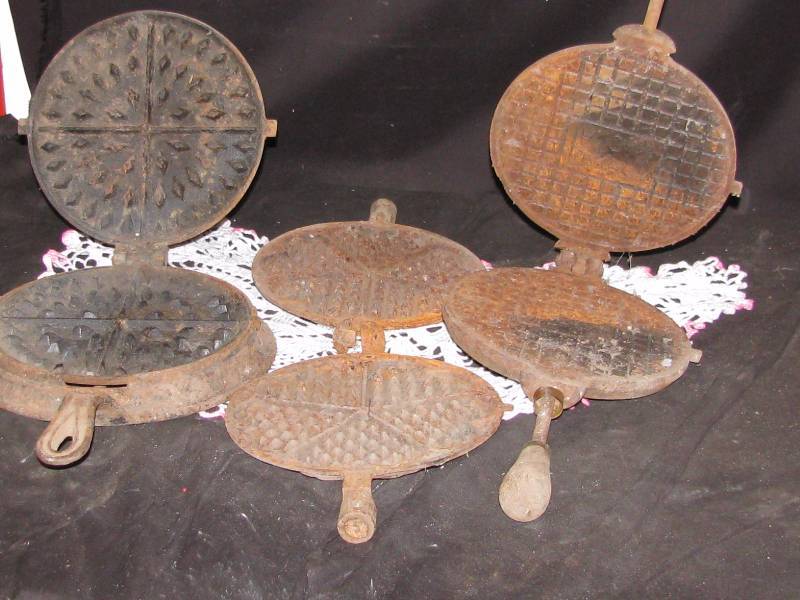 lot 17 image: Cast Iron Waffle Makeras