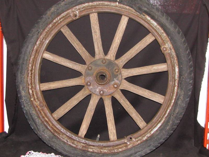 lot 19 image: Wood Spoke Automobile Wheel
