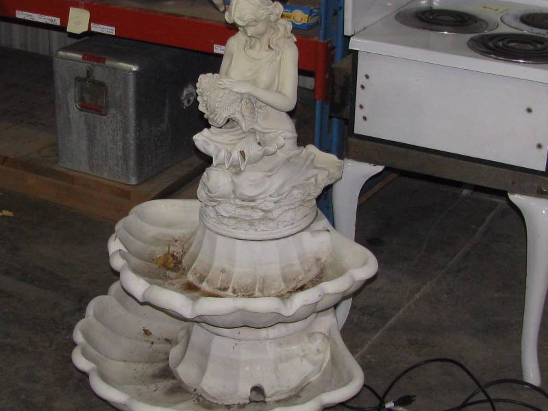 lot 22 image: Garden Water Fountain