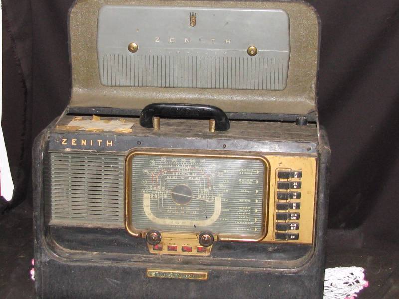 lot 23 image: Vintage Zenith Radio