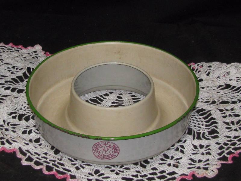 lot 30 image: Enamelware Ring Mold