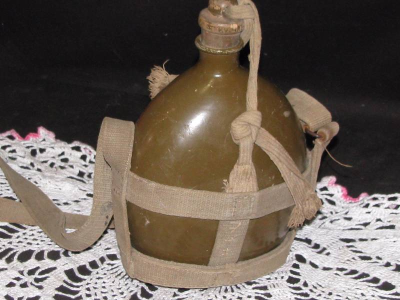 lot 44 image: Japanesse WWII Water Canteen