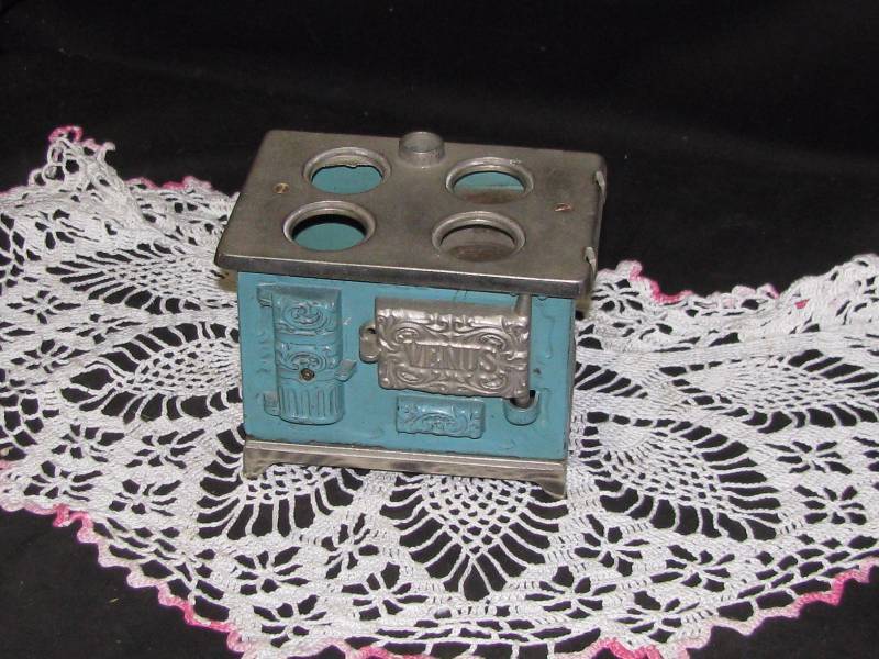 lot 55 image: Venus Salesman Sample Wood Stove