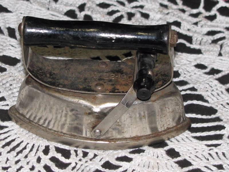 lot 56 image: Salesman Sample Sad Iron