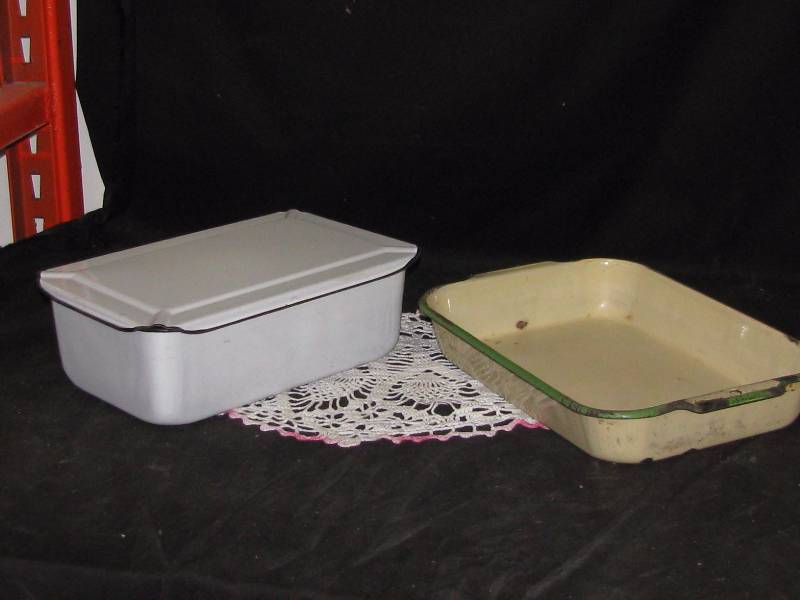 lot 58 image: Enamelware Pans