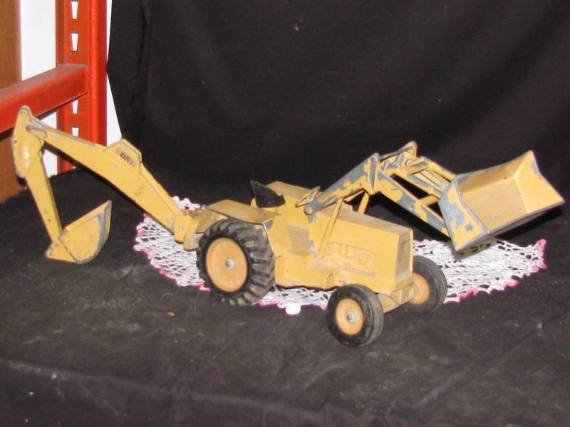 lot 70 image: Ford Metal Toy Tractor & Loader