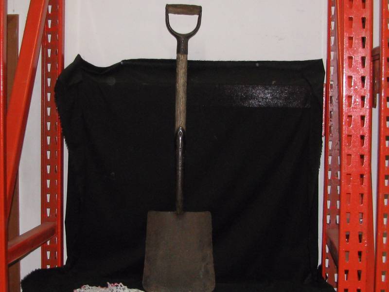 lot 72 image: Great Northern Railway Shovel