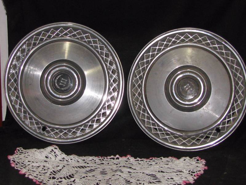 lot 76 image: Ford Hub Caps
