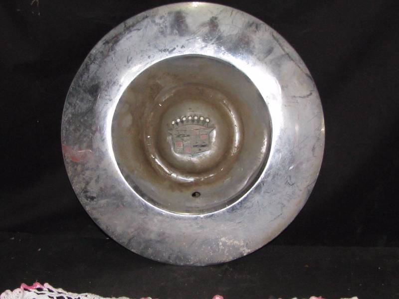 lot 78 image: Cadillac Hub Cap