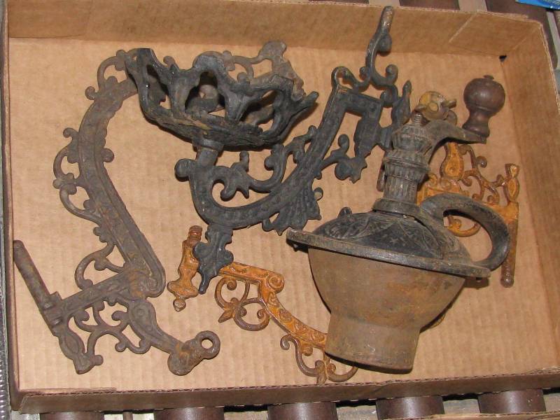 lot 86 image: Cast Iron Lamp Brackets & Coffee Grinder Top