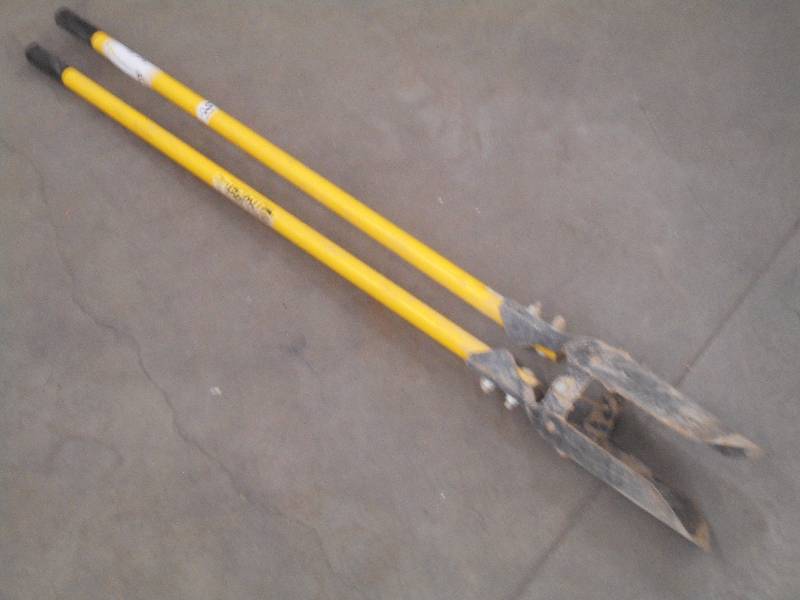 lot 35 image: Truper Post Hole Dgger ...