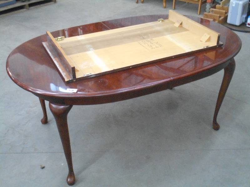 lot 52 image: Oval Dining Table With (1) Leaf Ext...