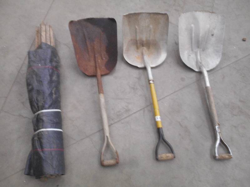 lot 53 image: Lot Of (3) Scoop Shovels & (1) Cons...