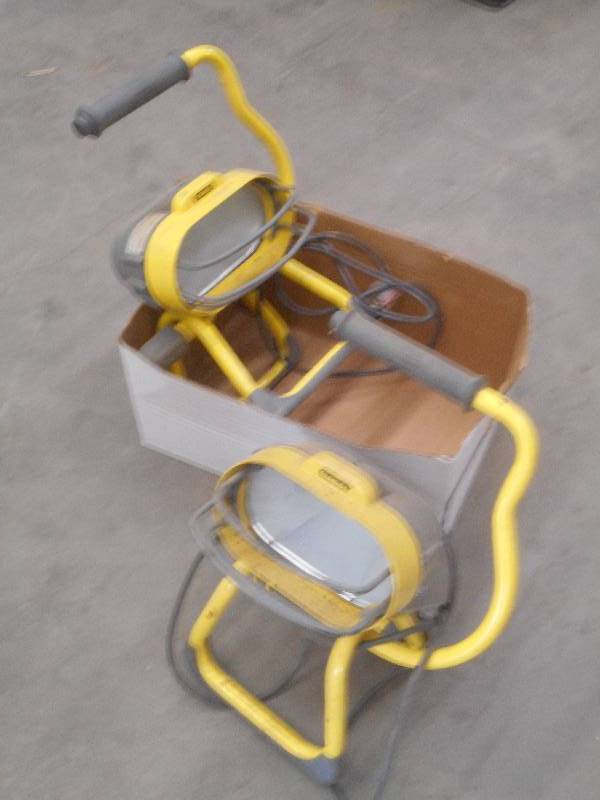 lot 82 image: (2) Stanley 120Volt Work Lights ...