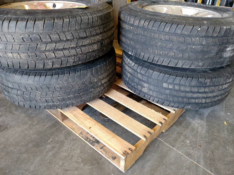 lot 10 image: (4) Ford 8 Bolt Aluminum Wheels & Caps