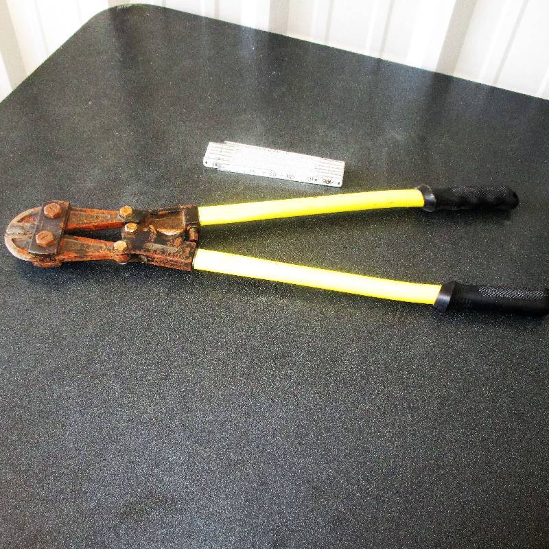 BOLT CUTTER AND METAL MEASURING TAPE