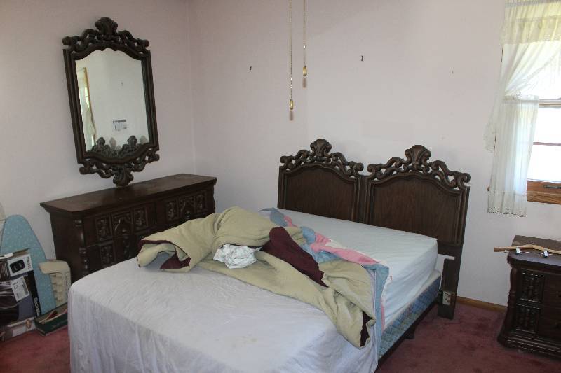 lot 1 image: Lot of (5) Bedroom Set