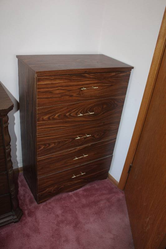lot 2 image: 5-Drawer Dresser