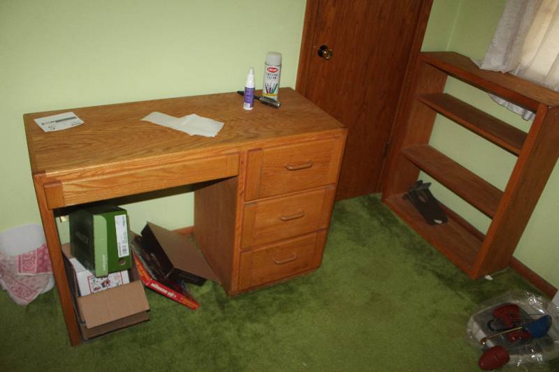 lot 5 image: 4-Drawer Wood Desk & 3-Shelf Open Back Bookshelf