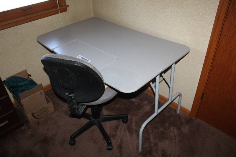 lot 18 image: Folding Table & Chair