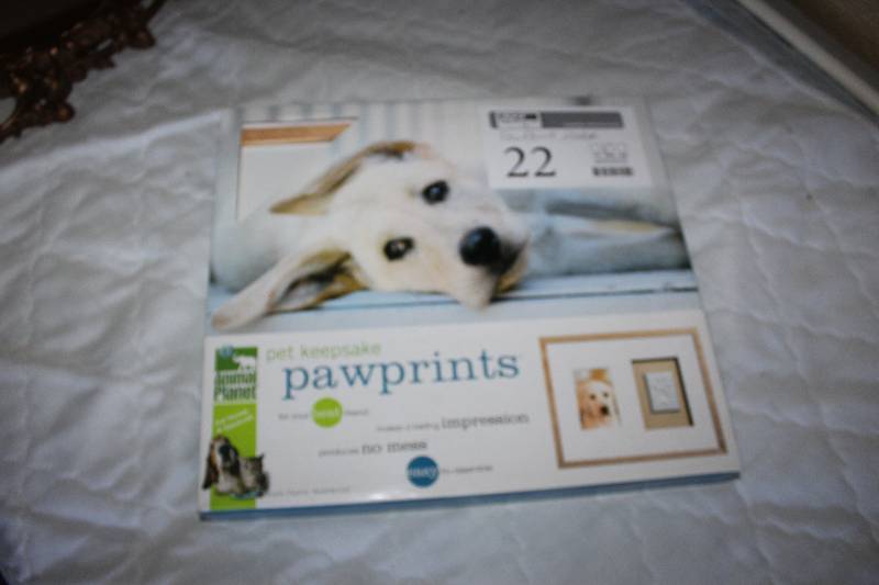 lot 22 image: Animal Planet Pet Keepsake Pawprints Paw Print Maker