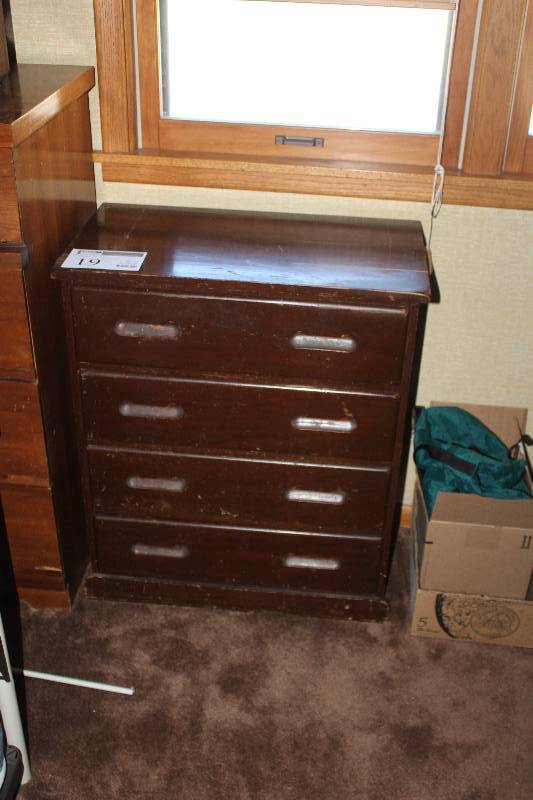 lot 19 image: 4-Drawer Dresser