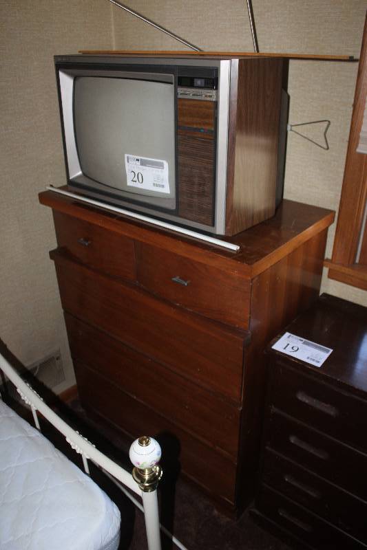 lot 20 image: 18 TV & 5-Drawer Dresser