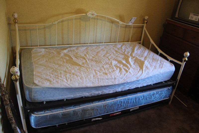 lot 4 image: Day Bed