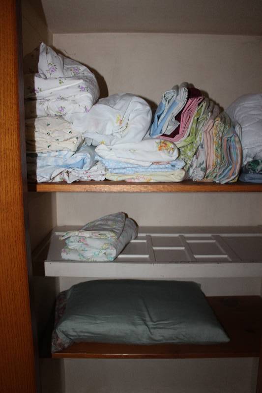 lot 23 image: Misc Linens