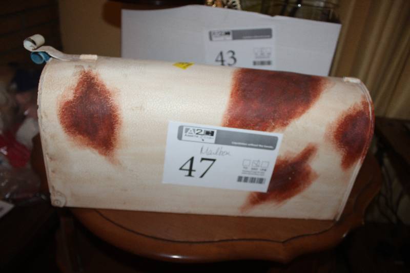 lot 47 image: Mailbox