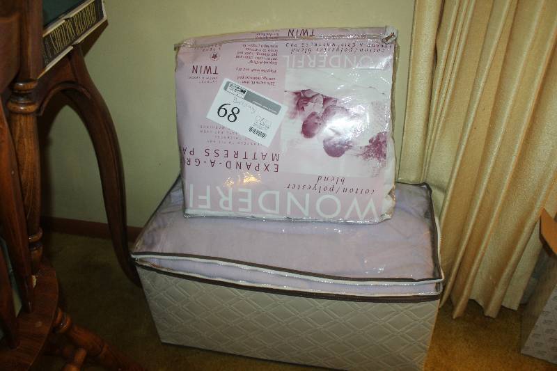 lot 68 image: Twin CottonPolyester Blend Bedding