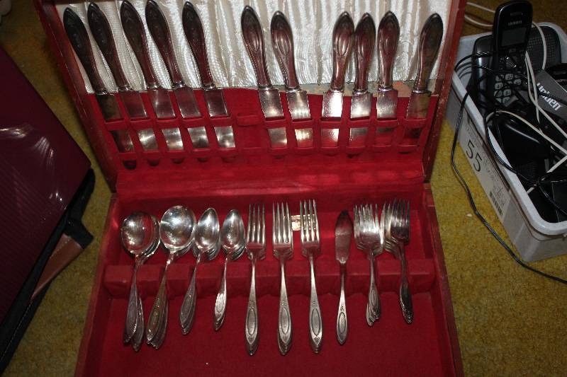 lot 53 image: Wm. Rogers Silverware Set In Case