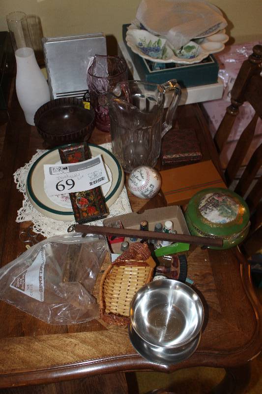 lot 69 image: Partial Table Lot of Home Decorations