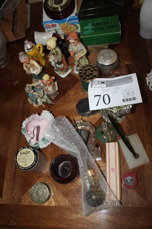 lot 70 image: Partial Table Lot of Home Decorations