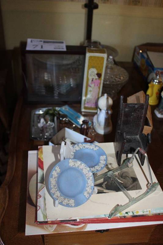 lot 71 image: Partial Table Lot of Home Decorations