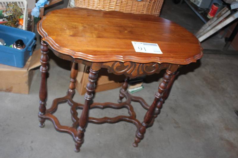 lot 91 image: Table
