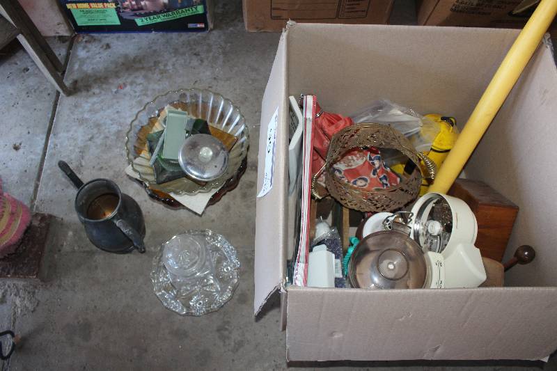 lot 99 image: Box Lot of Misc Household Items
