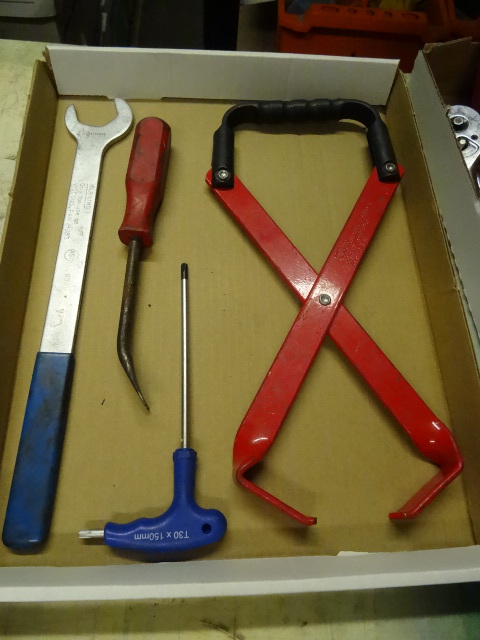 Battery Lifter, Fan Hub Wrench