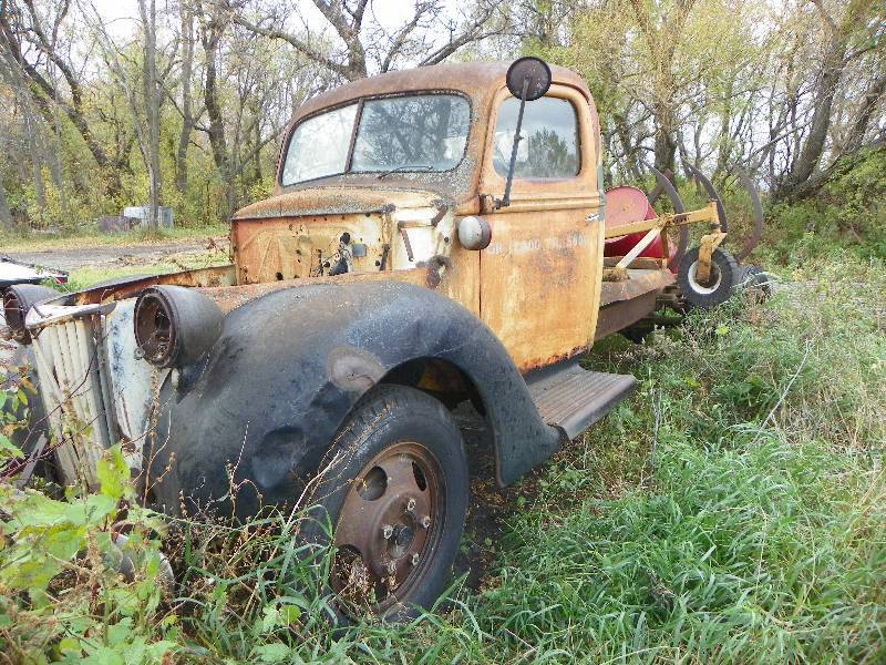 lot 235 image: SALVAGE 1946 Ford Truck