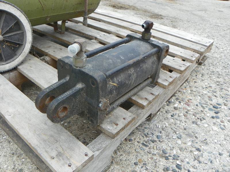 lot 239 image: Hydraulic Cylinder