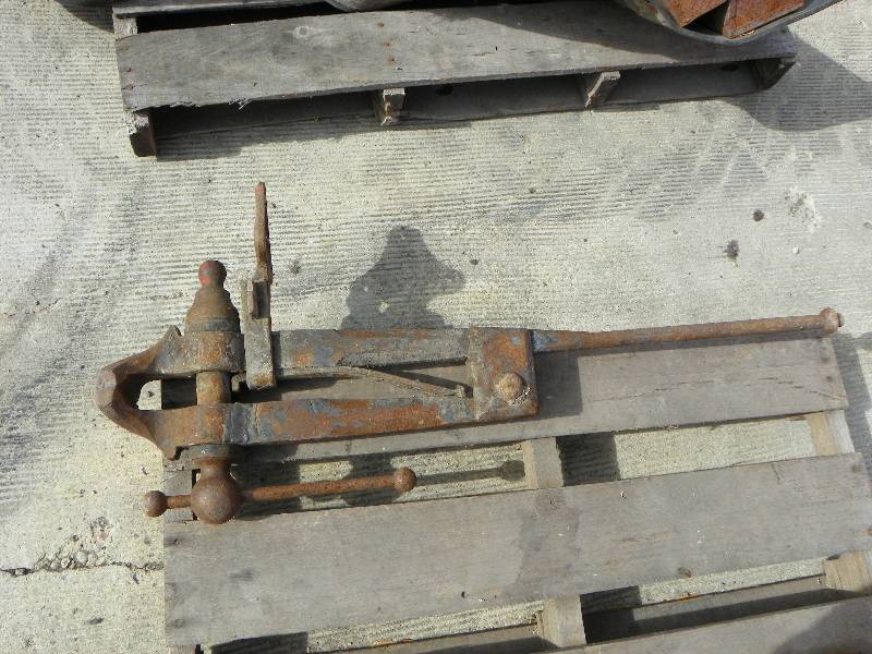 lot 246 image: Bench Vise