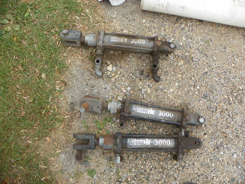 lot 263 image: 3 Hydraulic Rams