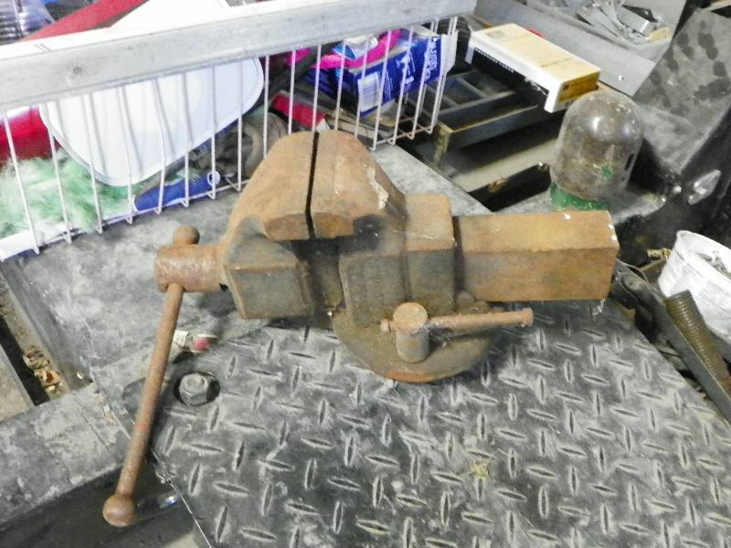 lot 284 image: Vise