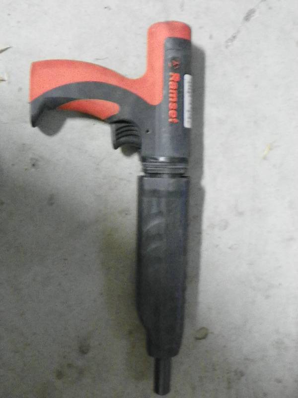 lot 285 image: Stud Gun